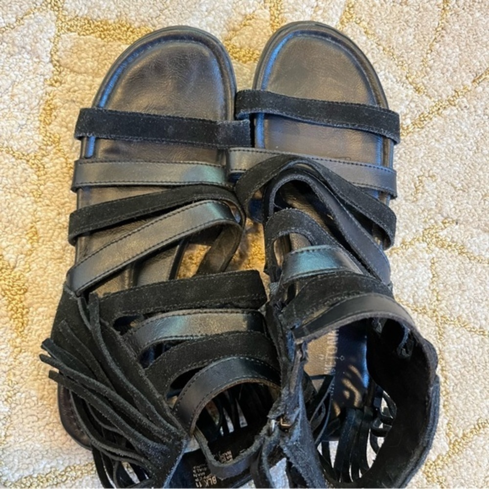 Minnetonka Black Sandals with Minimalist Design - Picture 3 of 8